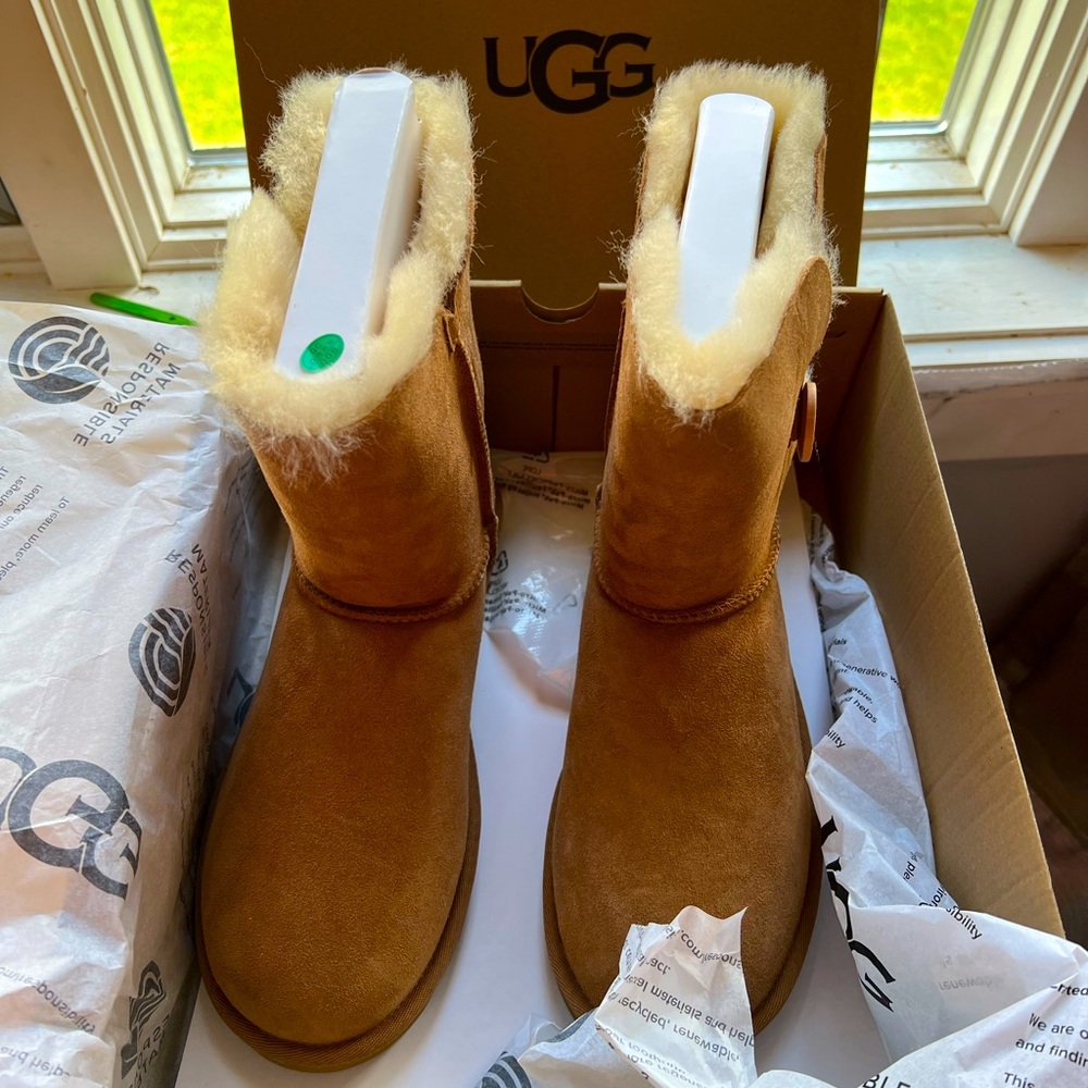 Uggs Australia Bailey Button Boots - Size 8 Chestnut